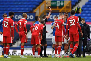 Đội đầu bảng Ngoại hạng Anh mất liền 3 trụ cột