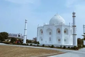 Ngôi nhà được xây dựng giống đền Taj Mahal.