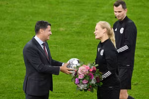 Nữ trọng tài đầu tiên điều khiển trận đấu bóng đá nam ở châu Âu giải nghệ