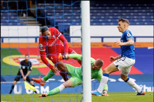 Virgil van Dijk dính chấn thương sau pha va chạm với thủ môn Jordan Pickford.
