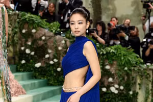 Jennie (BLACKPINK) cực 'cháy' trên thảm đỏ Met Gala 