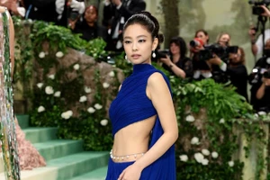 Jennie (BLACKPINK) cực 'cháy' trên thảm đỏ Met Gala 