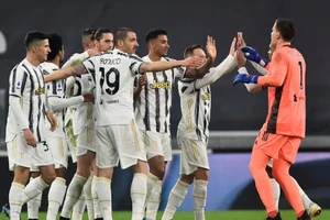 Thắng dễ Lazio, Juventus "phả hơi nóng" vào AC Milan và Inter Milan