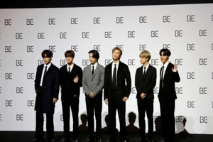 Các thành viên của nhóm nhạc nam BTS chụp ảnh trong buổi họp báo quảng bá album mới "BE (Deluxe Edition)" tại Seoul, Hàn Quốc/Ảnh: Reuters.