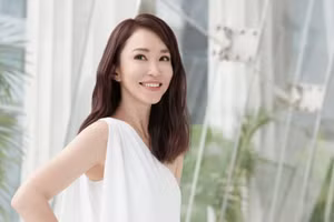 Nhan sắc trẻ trung đáng kinh ngạc của 'Tiểu Long nữ' Phạm Văn Phương ở tuổi 50