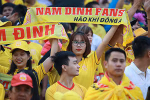 Niềm vui vỡ oà với các CĐV thành Nam khi đội nhà tiếp tục được góp mặt ở giải đấu cao nhất bóng đá Việt Nam mùa tới. 