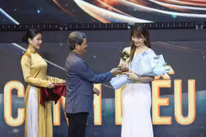 Hari Won thay Trấn Thành nhận giải thưởng lớn tại Cánh diều Vàng 2023