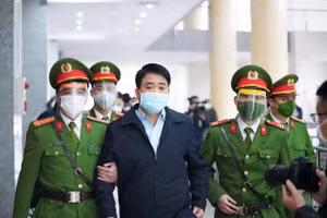 Bị cáo Nguyễn Đức Chung được áp giải tới tòa.