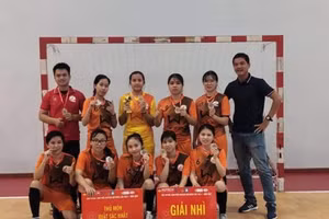 IUH lỡ “ngôi hậu”, tiền đạo Trịnh Thu Trang bật khóc nức nở