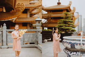 Hình ảnh "đốn tim" của Cadie Mộc Trà khi diện áo dài Tết đi lễ chùa