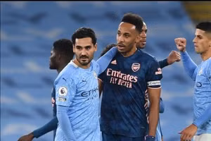 Cười “mãn nguyện” với đối thủ sau trận thua, thủ quân Arsenal bị “ném đá”