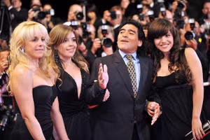 Các con Maradona đâm đơn ra tòa giành quyền thừa kế