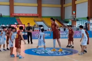 Sở hữu chiều cao không tưởng, bé gái 14 tuổi trông như người khổng lồ