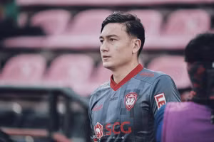 Văn Lâm nhận quà đặc biệt từ FIFA.