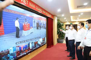 Bí thư Thành ủy Hà Nội Đinh Tiến Dũng cùng lãnh đạo thành phố kiểm tra công tác tổ chức bầu cử tại quận Đống Đa.