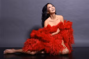 Ngoại hình trẻ trung, nóng bỏng của 'nữ hoàng ảnh lịch' dù đã U60