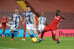 2.000 CĐV không “cứu” nổi Liverpool