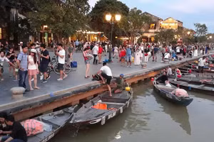 Khách du lịch tham quan Hội An.