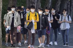 Các trường học khắp thế giới áp lực trước mùa khai giảng