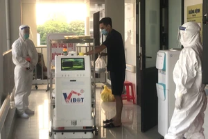 Robot phát cơm, đưa thuốc cho bệnh nhân Covid-19