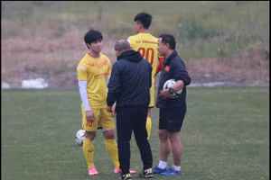 Thầy Park gặp gỡ trao đổi riêng với Công Phượng ở buổi tập chiều 25/12.