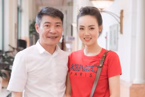 NSND Công Lý gây bất ngờ với vợ trẻ 