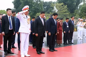 Thủ tướng Campuchia viếng Chủ tịch Hồ Chí Minh, tưởng niệm các Anh hùng Liệt sỹ