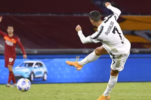 Ronaldo và các đồng đội không tốn giọt mồ hôi nào vẫn “ẵm” trọn 3 điểm trước Napoli.