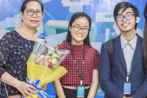 Dương Bảo Tiên (giữa) tại Hội nghị mô phỏng Liên hợp quốc năm 2019.