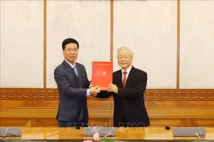 Tổng Bí thư, Chủ tịch nước Nguyễn Phú Trọng trao Quyết định phân công Ủy viên Bộ Chính trị