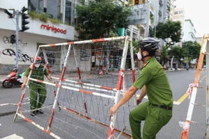 TP Hồ Chí Minh bắt đầu tháo dỡ rào chắn, đường phố thông thoáng trở lại