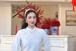 Hoa hậu Phạm Hương hé lộ biệt thự tràn ngập màu Tết 