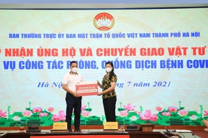 Chủ tịch Ủy ban MTTQ Việt Nam Thành phố Nguyễn Lan Hương tiếp nhận ủng hộ