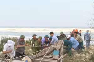 TT Huế: Huy động hơn 200 cán bộ, chiến sĩ khắc phục sạt lở, xâm thực bờ biển