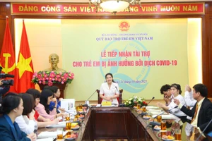 Quang cảnh lễ tiếp nhận tài trợ.