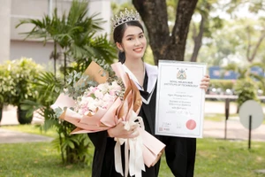 Trang chủ Miss International chúc mừng Á hậu Phương Anh tốt nghiệp thủ khoa 