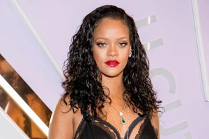 Rihanna trở thành nữ ca sĩ giàu nhất thế giới