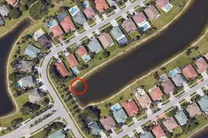 Cảnh sát đã được gọi tới sau khi một người đàn ông phát hiện ra chiếc ô tô chìm dưới nước thông qua Google Earth. Ảnh: Google.