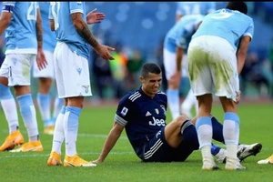 Ronaldo tỏ ra rất đau đớn trước khi rời sân.