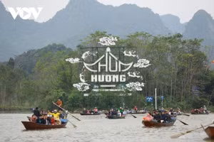 Dòng người tấp nập đi lễ chùa Hương đầu năm mới