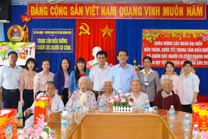 Công ty Yến sào Khánh Hòa tặng quà Tết cho người có công và các đối tượng xã hội