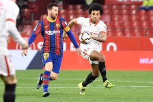 Không phải Messi, trung vệ Kounde mới là cầu thủ hay nhất trận Sevilla - Barca. (Ảnh: Getty).