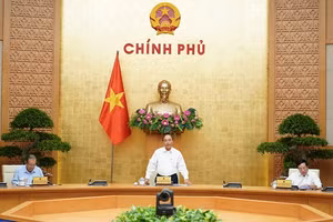 Thủ tướng Nguyễn Xuân Phúc chủ trì cuộc họp Thường trực Chính phủ về phòng chống COVID-19 ngày 18/9. Ảnh: VGP/Quang Hiếu.