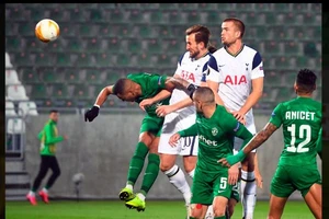 Harry Kane ghi 200 bàn sau 300 trận cho Tottenham.