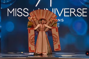 Ngọc Châu trình diễn 'Chiếu Cà Mau' tại bán kết Miss Universe