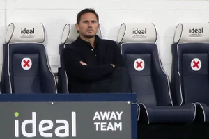 HLV Lampard thất thần sau khi Chelsea bị dẫn 3 bàn chỉ sau chưa đầy 30 phút.