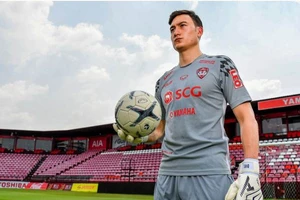 Đặng Văn Lâm quyết định rời Muangthong United sau khi nhận được nhiều lời mời chào đến từ Nhật Bản, Nga và Bồ Đào Nha.