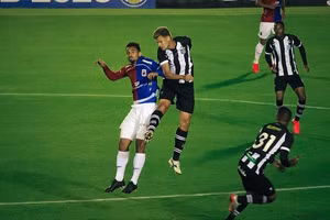 Đám đông quá khích tấn công dữ dội đội bóng ở Brazil