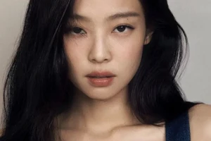 Jennie (BLACKPINK) khoe vòng eo siêu nhỏ tuyệt đẹp