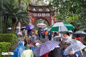 Hàng nghìn du khách "đội mưa" đi lễ đền Hùng dù chưa tới ngày khai hội